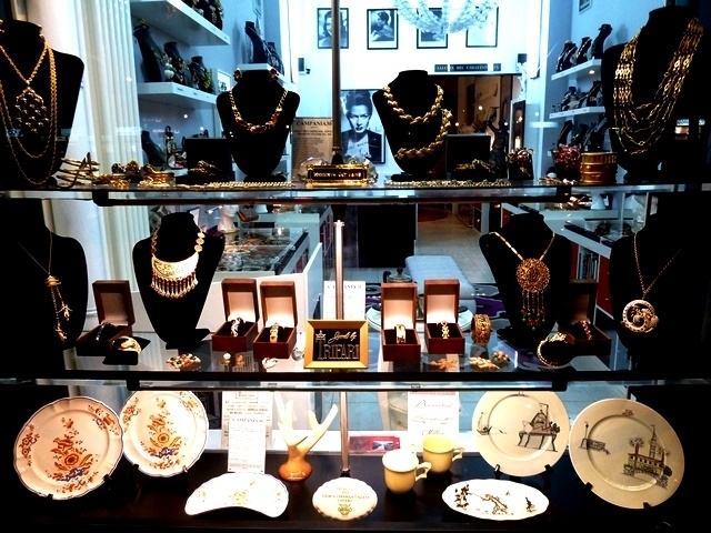 SPECIALIZZATI IN BIJOUX VINTAGE AMERICANI - LE COLLEZIONI  DI CAMPANIA30